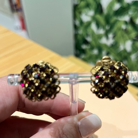 Beautiful 1940s Red Rhinestone Clip Earrings - Picture 3 of 6